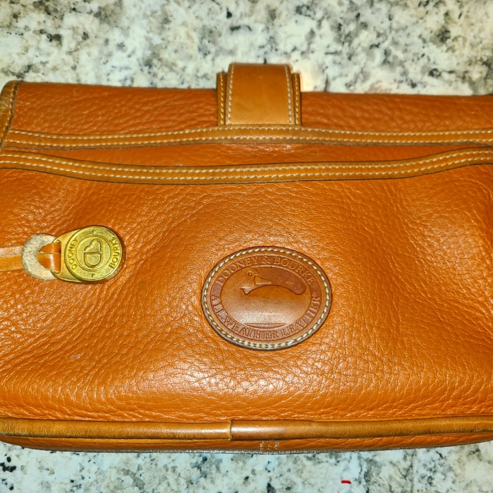 Vintage Dooney and Bourke AWL Essex Crossbody Eque